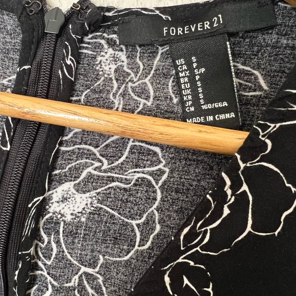 Forever 21 | Black and White Floral Romper - Picture 7 of 7